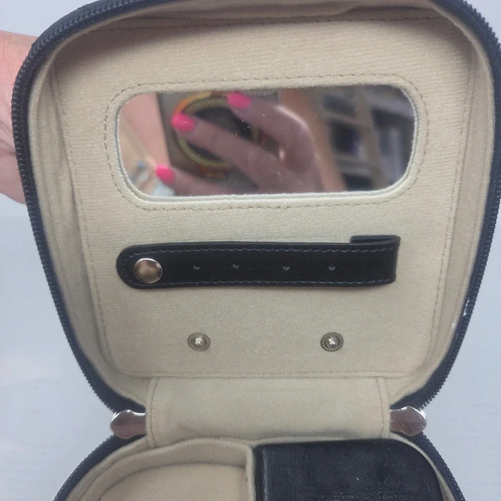 Unbranded quilted travel